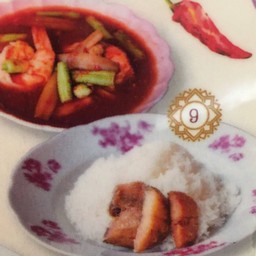 ข้าวแกงส้ม ผักรวมกุ้ง และปลาทอด