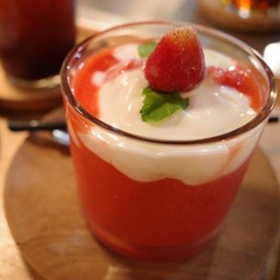 STRAWBERRY YOGURT SMOOTHIE