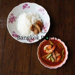 ข้าวแกงส้มผักรวมกุ้งสด และปลาทอด