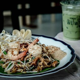 ผัดไทกุ้งสดซอสชุ่มๆ