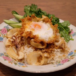 ข้าวหมึกผัดกระเทียมไข่ดาว