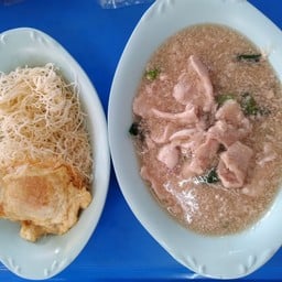 ราหน้าหมูใส่ไข่พิเศษกรอบขาว