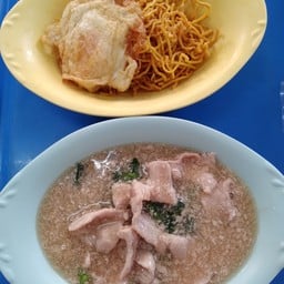 ราดหน้าใส่ไข่ทะเลพิเศษกรอบเหลือง