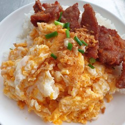 ข้าวไข่ขยี้.หมูทอด