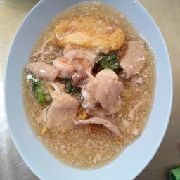 ราดหน้าใส่ไข่ทะเลกรอบเหลือง
