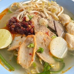 ลูกชิ้นทอดเตี๋ยวหมูต้มยำส้มตำยายรูญ