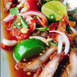 ยำหมูสามชั้นทอด