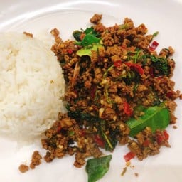 กระเพราเนื้อสับราดข้าว