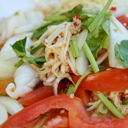 ยำเห็ดเข็มทองรวมมิตร+มาม่า