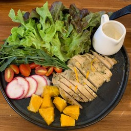 สลัดอกไก่ซอสส้มยูสุ