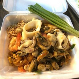 ลองป่ะล่ะผัดไทย ตลาดโรงสีข้างคอนโดลุมพินี