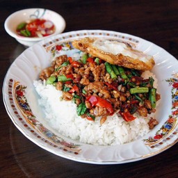 ข้าวกระเพราหมูสับไข่ดาว