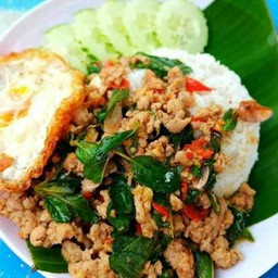 ข้าวกระเพาหมูสับไข่ดาว