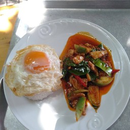 ผัดพริกแกงใต้ราดข้าวใส่เนื้อสัตว์รวมมิตร70บาทเพิ่มไข่ดาว6บาท