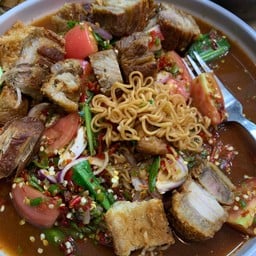 ยำไวไวหมูกรอบไข่เเดงเค็ม