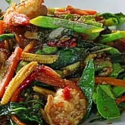 เส้นใหญ่ผัดขี้เมากุ้ง,หมู,หมูกรอบ,ไก่