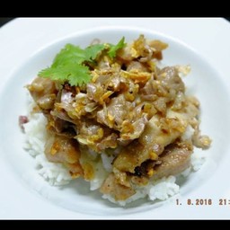 หมูชิ้นกระเทียมราดข้าว