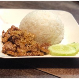 ข้าวหมูทอดกระเทียม