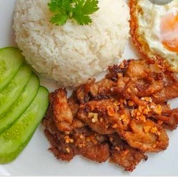 ข้าวราดหมูทอดกระเทียม