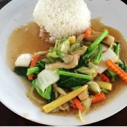 ข้าวราดผัดผักรวม