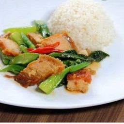 ข้าวราดผัดคะน้าหมูกรอบ