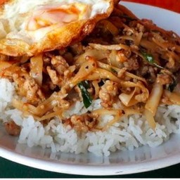 ข้าวราดผัดหน่อไม้ดอง