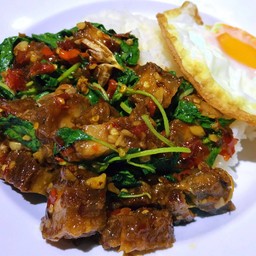 กะเพราหมูกรอบ ไข่ดาว