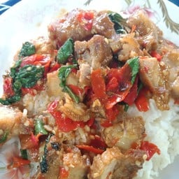 ผัดกระเพราหมูกรอบ