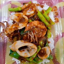 ผัดพริกแกงกุ้งหมึก