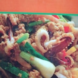 ปลาหมึก,กุ้ง ,เนื้อ ผัดผงกะหรี่