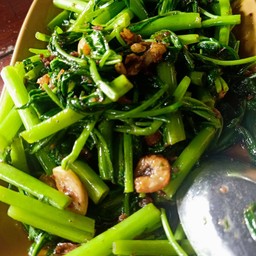 ผักบุ้งผัดกะปิกุ้งแห้งราดข้าว