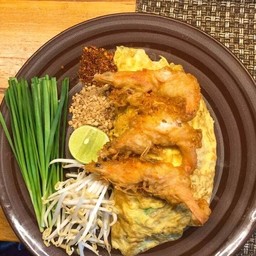 ผัดไทกุ้งห่อไข่