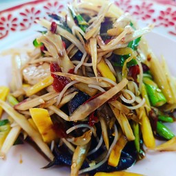 ตำป่า ที่ร้านใส่หมูยอแทน หอยเชอรี่ค่ะ