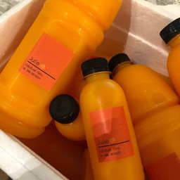 โปรโมชั่น ซื้อน้ำส้ม 2 ขวดใหญ่ แถมฟรี 2 ขวดเล็ก!