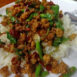 กระเพราหมูสับ ถาด