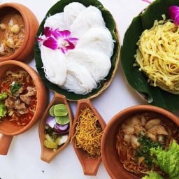 ร้านกั๊ดโท๊ะข้าวซอยหม้อดินขนมจีนหม้อดิน กระดูกอ่อน ปลาดอลลี่