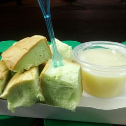 ขนมปังนึ่งเขียวจิ้มนม