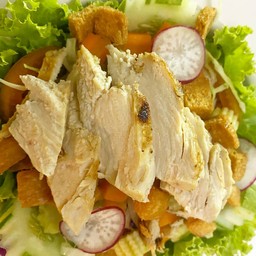 สลัดไก่ Chicken & mixed green salad