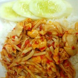 ข้าวผัดหน่อใม้ดองเนื้อสัตว์ตามใจ