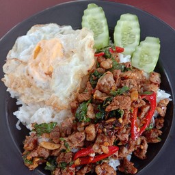 เนื้อผัดพริกแห้งใบยี่หร่า