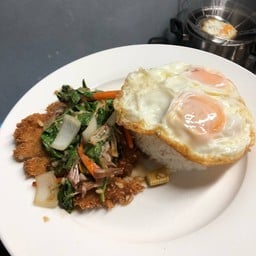 ข้าวกะเพราหมูชุบเกล็ดขนมปังทอด