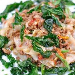 เส้นใหญ่ผัดขี้เมาหมูสับกะเพรากรอบ