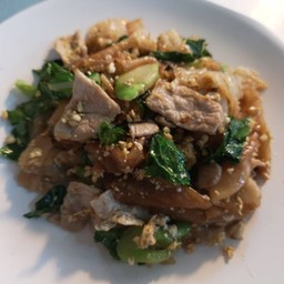 เส้นใหญ่ผัดซีอิ้วหมู