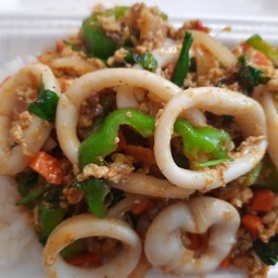 ปลาหมึกผัดผงกะหรี่ราดข้าว