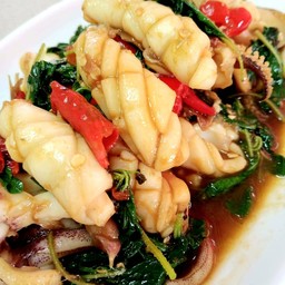 ผัดกระเพราปลาหมึก (กับข้าว)
