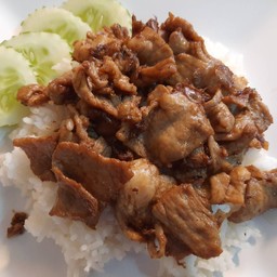 หมูกระเทียมราดข้าว