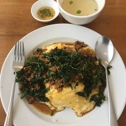 ข้าวไข่ข้นกระเพรากรอบ หมูสับ