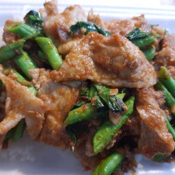 พริกแกงหมูราดข้าว