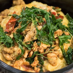 ข้าวหน้าไข่ข้นกะเพราไก่ไร้หนัง