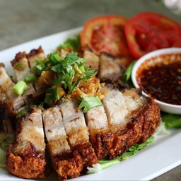 หมูกรอบเปล่า เสริ์ฟพร้อมน้ำจิ้มแจ่ว